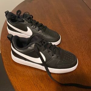 Kids Nike borough low size 3.5 youth. Brand new never worn!!!